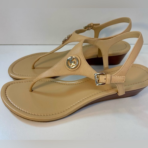 ⬇️MICHAEL Michael Kors Nude/Tan T-Strap Thong Wedge Heel Sandals Women’s Size 9M - Picture 3 of 10
